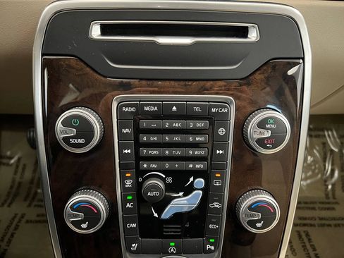 Used 2016 Volvo XC70 T5 Premier w/ Proximity Package FWD image 21