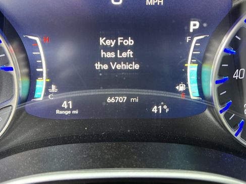 Used 2023 Chrysler Pacifica Touring-L image 36