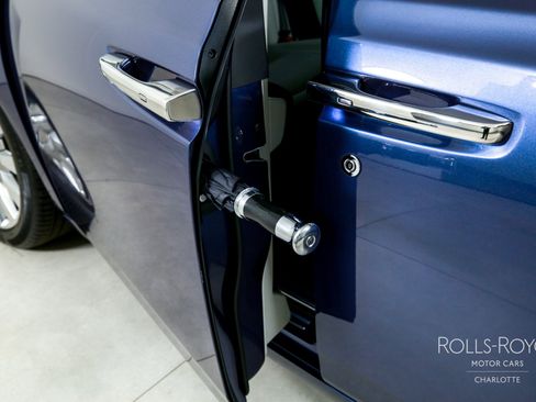 Used 2019 Rolls-Royce Phantom Sedan image 32