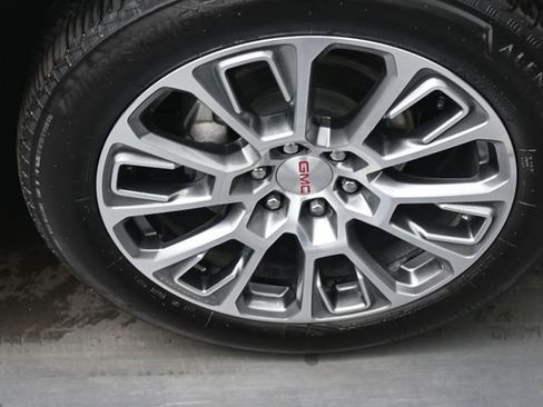 Used 2025 GMC Yukon XL Denali image 32