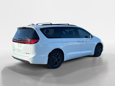 Used 2022 Chrysler Pacifica Touring-L w/ Uconnect Theater Family Group FWD image 6