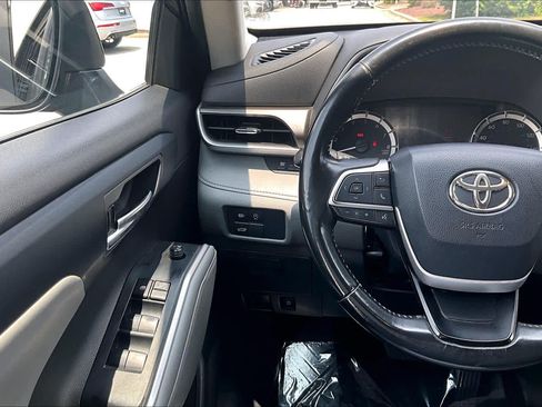Used 2023 Toyota Highlander XLE AWD/4WD image 24