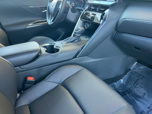 Certified 2024 Toyota Venza XLE image 20