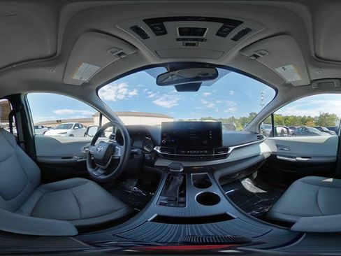 Used 2025 Toyota Sienna XLE FWD image 41