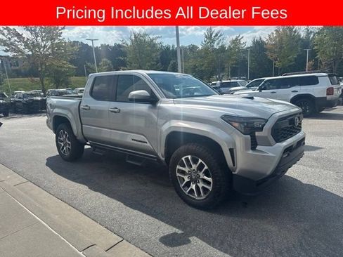 Used 2025 Toyota Tacoma TRD Sport AWD/4WD image 3