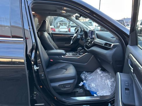 New 2026 Toyota Highlander Platinum image 9