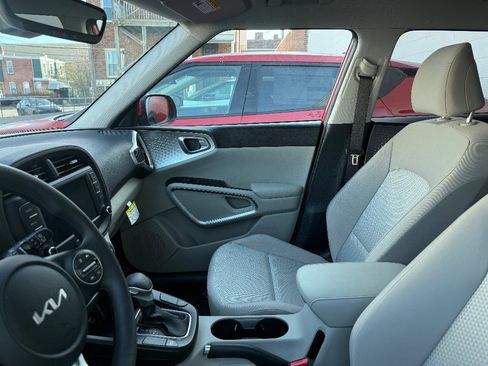 Used 2025 Kia Soul LX image 7