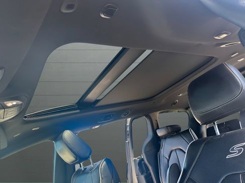 Used 2025 Chrysler Pacifica Limited FWD image 7