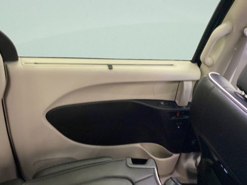 Used 2024 Chrysler Pacifica Limited FWD image 30