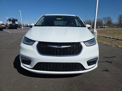 Used 2023 Chrysler Pacifica Touring-L FWD image 4