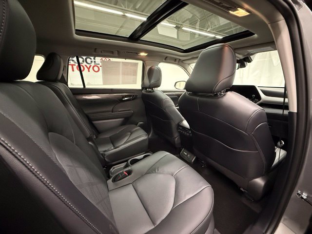 Used 2025 Toyota Highlander Platinum AWD/4WD image 8