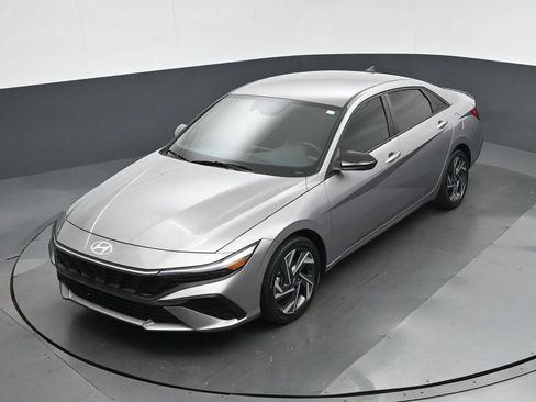 Used 2025 Hyundai Elantra SEL FWD image 58