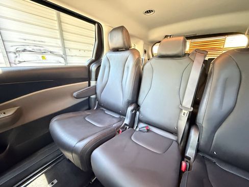 Used 2026 Kia Carnival FWD image 40
