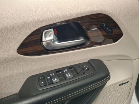 Used 2022 Chrysler Pacifica Limited image 15