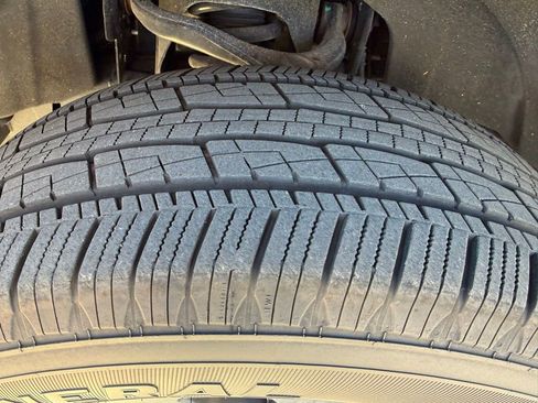 Used 2022 Ford F150 Lightning Lariat image 9