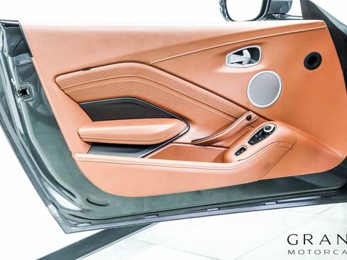 Used 2021 Aston Martin V8 Vantage Roadster RWD image 42