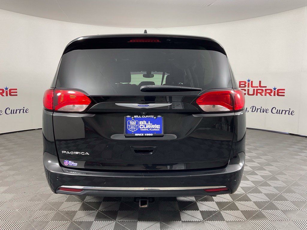 Used 2018 Chrysler Pacifica Touring-L Plus FWD image 4