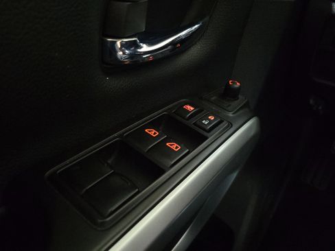 Used 2019 Nissan Titan SV AWD/4WD image 21