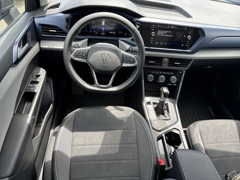 Used 2023 Volkswagen Taos SE w/ Panoramic Sunroof Package FWD image 7