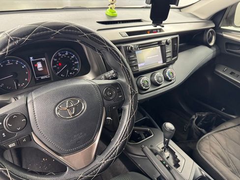Used 2018 Toyota RAV4 LE AWD/4WD image 9