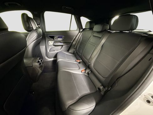 Used 2024 Mercedes-Benz GLC 300 4MATIC image 25