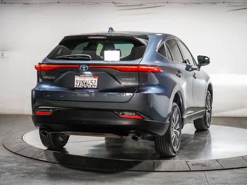 Certified 2022 Toyota Venza LE image 6