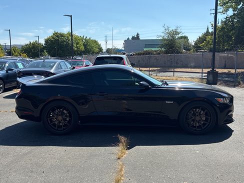 Used 2017 Ford Mustang GT RWD image 7