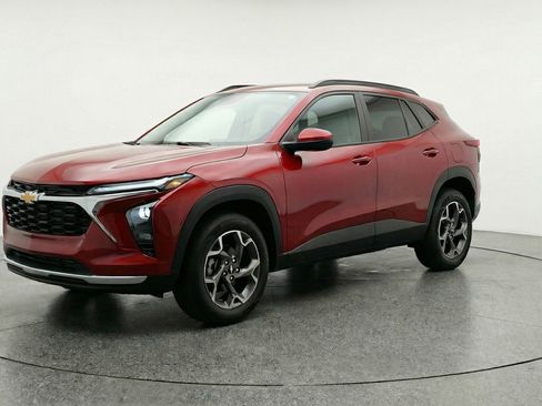 Used 2025 Chevrolet Trax LT image 3