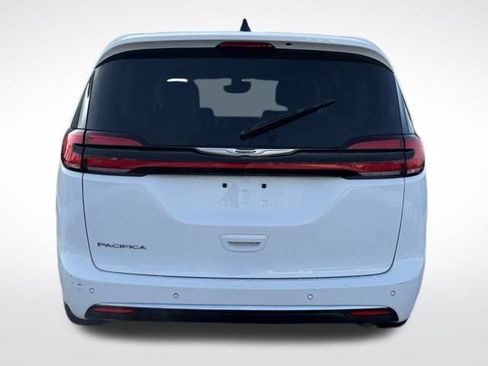 Certified 2024 Chrysler Pacifica Touring-L image 8