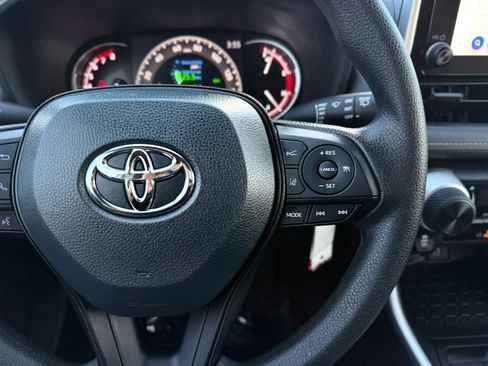 Used 2025 Toyota RAV4 LE AWD/4WD image 28