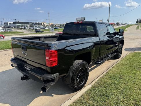 Used 2019 Chevrolet Silverado 2500 LT w/ Midnight Edition AWD/4WD image 5