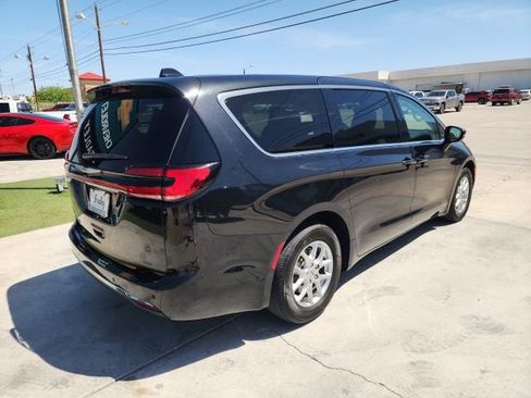 Used 2023 Chrysler Pacifica Touring-L image 4
