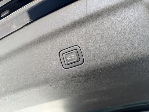 Used 2022 Chevrolet Suburban LT image 20