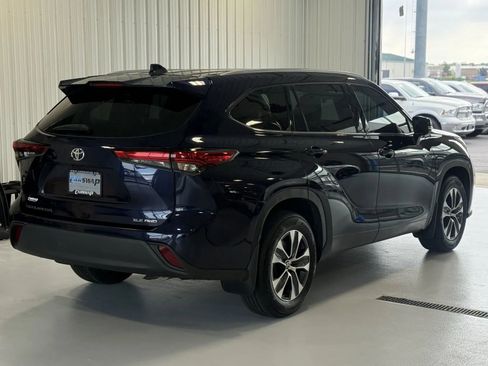 Used 2021 Toyota Highlander XLE AWD/4WD image 3