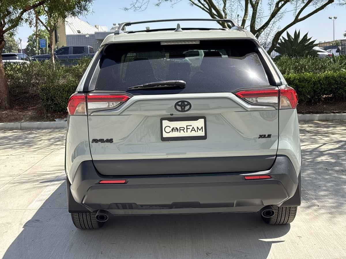 Used 2021 Toyota RAV4 XLE Premium w/ Carpet Mat Package (TMS) FWD image 4