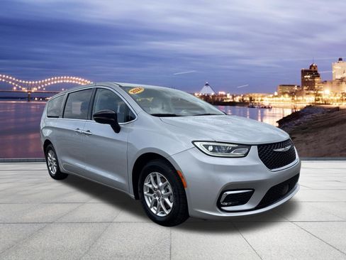 Used 2024 Chrysler Pacifica Touring-L FWD image 4
