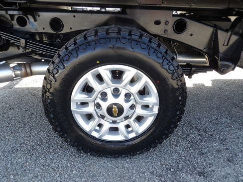 Used 2024 Chevrolet Silverado 2500 LT w/ Convenience Package image 55