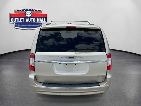 Used 2014 Chrysler Town & Country Limited w/ Luxury Group FWD image 4
