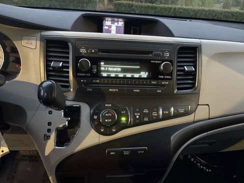 Used 2013 Toyota Sienna SE image 18