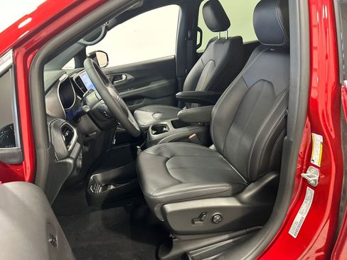 New 2026 Chrysler Pacifica Select AWD/4WD image 15