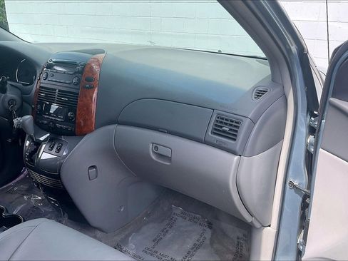 Used 2010 Toyota Sienna XLE FWD image 21