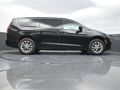 New 2026 Chrysler Pacifica Select image 24