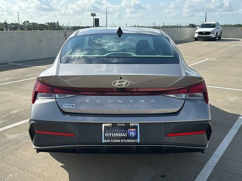 Used 2024 Hyundai Elantra SEL FWD image 11