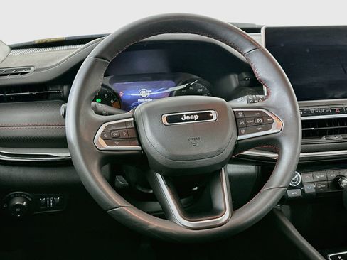 Used 2025 Jeep Compass Trailhawk AWD/4WD image 18