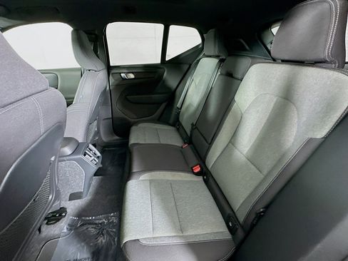 Used 2025 Volvo XC40 B5 Core image 9