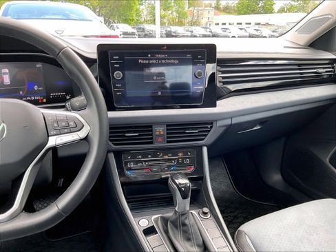 Used 2025 Volkswagen Jetta SE FWD image 18