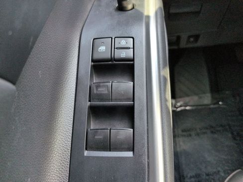 Used 2021 Toyota Highlander XLE FWD image 24