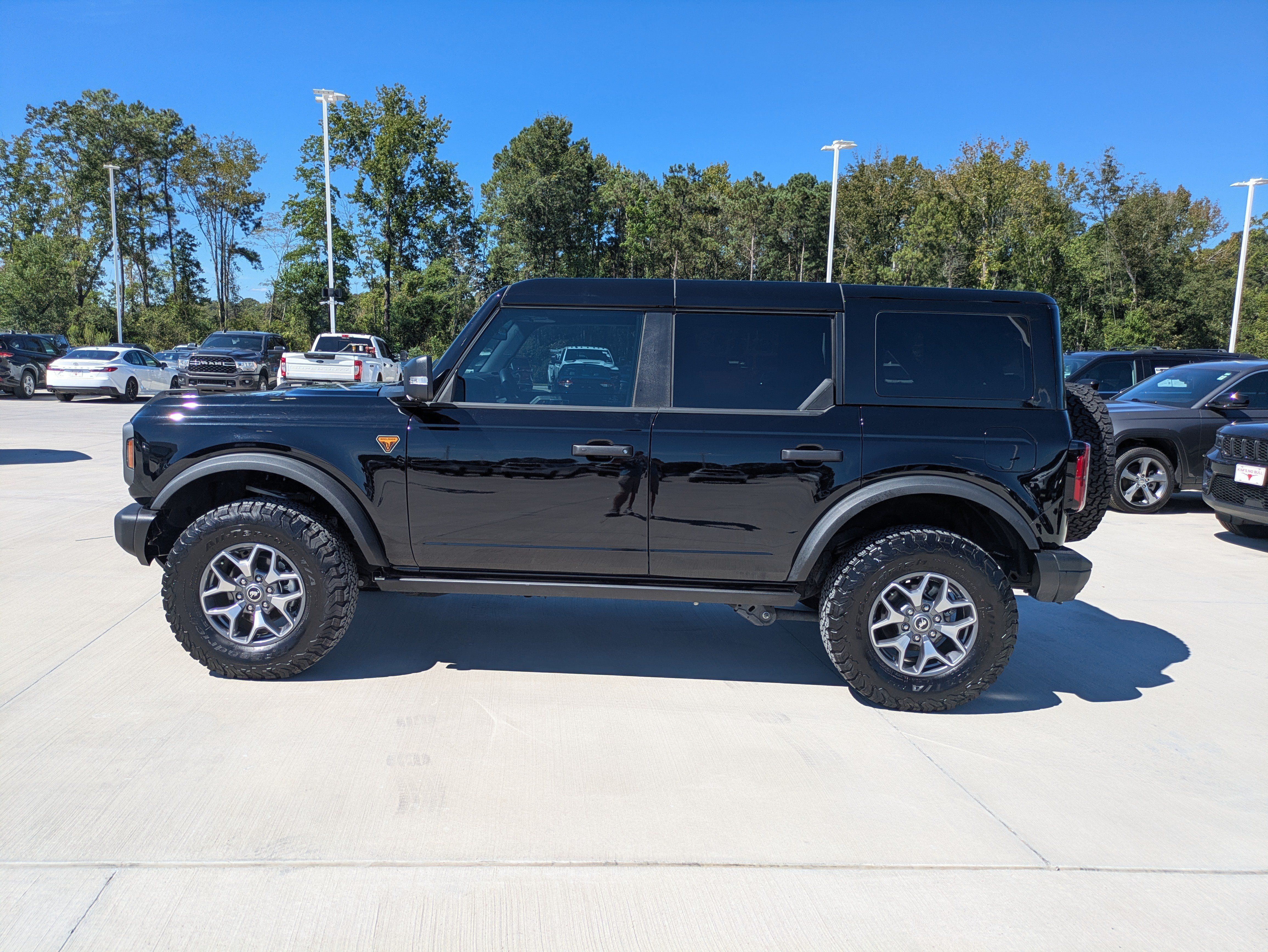 Used 2025 Ford Bronco Badlands AWD/4WD image 2