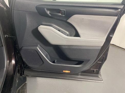 Used 2020 Toyota Highlander L image 31