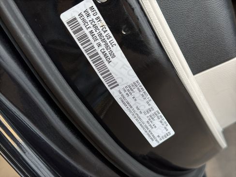 Used 2023 Chrysler Pacifica Touring-L image 39